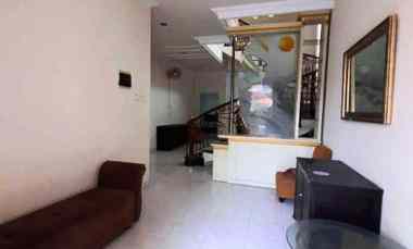 Rumah Dijual di Tenggilis