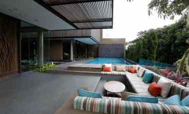 Dijual Rumah Hook Luas 540 meter MewahAda Pool di Villa Permata Gading