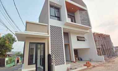 Brand New 2Lt, Kontemporer Mezanine Style, Townhouse di Warung Sila