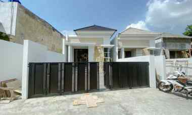 Rumah Sleman Strategis, Carport Luas, Akses Mudah ke Jalan Raya Tajem