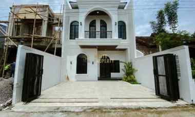 Rumah Baru Desain Mewah Klasik di dekat Jalan Raya Tajem