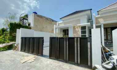 Rumah Modern di Jakal KM 10 Carport Luas Desain Kekinian