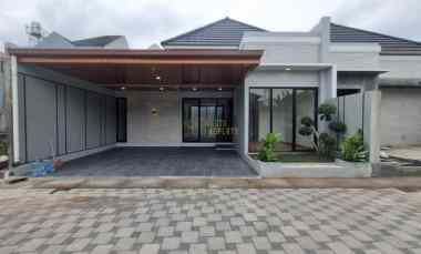 Rumah Cantik Design American Classic dekat Unriyo di Ngemplak