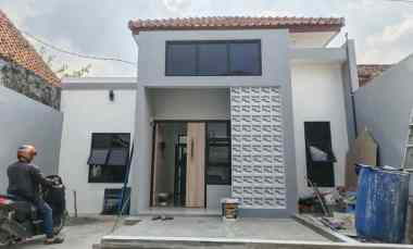 Rumah Tengah Kota Semarang Barat Kamar Mandi dalam Strategis