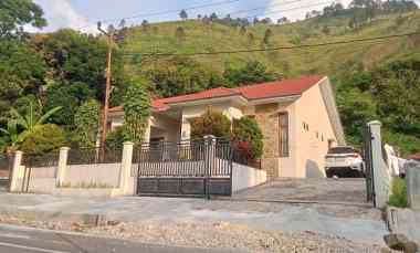 dijual satu unit villa di kawasan bakkara