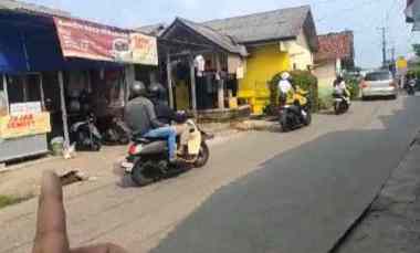 Tanah Ada 4 Bangunan Lawas Lokasi Strategis Samping Alfamart