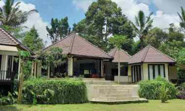 Villa Dijual di Jalan Raya Mangeste
