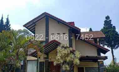 Villa Cisarua Lembang Full Furnished Halaman Luas Lingkungan Asri