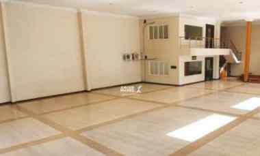 Disewakan Gedung Ex Showroom di Tengah Kota Gubeng