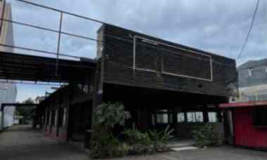 Gedung Ex Resto di Pusat Kota Daerah Ramai Area Komersial