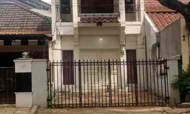 Rumah 4 Kamar Tidur 2 Kamar Mandi Carport di Sayap jl. Riau Bandung