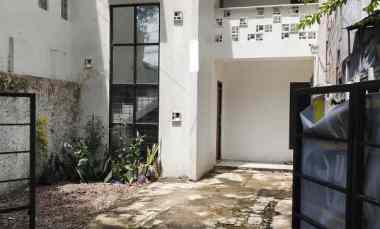 Rumah Disewakan di Jl. Cihanjuang mainroad