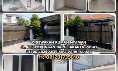 Disewakan Rumah di jl. Pejompongan Baru Jakarta Pusat. Lt300 Lb240 Kt5