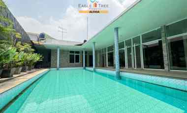 Disewakan Rumah Mewah dengan Private Pool Lokasi 5 menit ke Bintaro