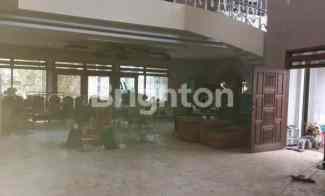 Raya Dharmahusada Indah Jalan Kembar, Lokasi Sangat Strategis