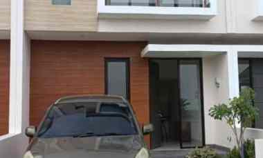 Rumah Lokasi Waru Sidoarjo Minim 2 Tahun Ada Taman dan Carport
