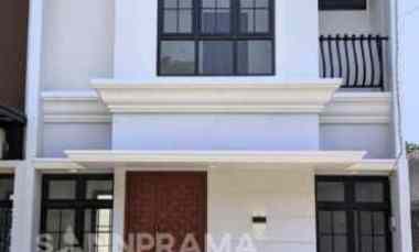 Green Cemara Rumah Klasik dalam Townhouse Limo -gcth