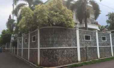 jual rumah hook mewah dengan pool di gudang peluru