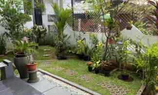 Manyar Tirtoyoso, Lokasi Strategis dekat Sekolah