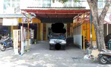 Ruko Raya Dukuh Kupang Barat, Strategis