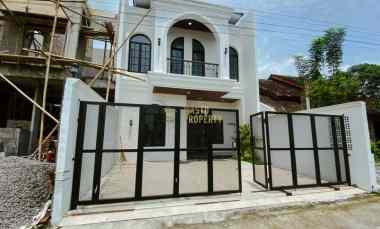 Rumah 2 Lantai Klasik Modern di Utara Maguwoharjo