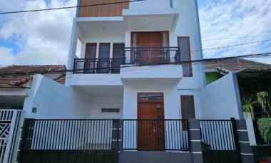 Rumah 2 Lantai Modern Lokasi Strategis dekat Suhat