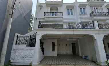 Rumah 3Lt, Hdp Selatan, Pool, Balkon, Rooftop, di Jagakarsa