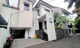 Townhouse Bergaya Modern Tropical Minimalis di Ampera Jakarta Selata