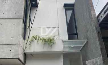 Rumah Bergaya Industrial di Graha Raya, Bintaro