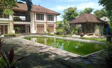 Rumah Besar dekat Grapari Telkomsel Denpasar