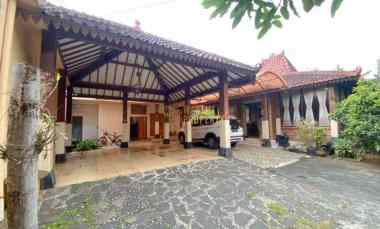 Rumah Besar dengan Tanah Luas di Pleret Bantul