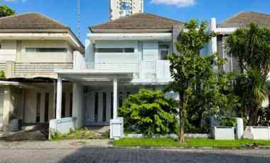 Rumah Buckingham, Royal Residence Strategis Carport