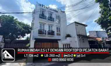 Rumah Cantik 2,5 Lantai di Pejaten Barat, Pasar Minggu