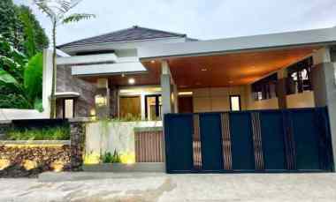 Rumah Cantik Modern Tropis dekat Kampus UII Yogyakarta