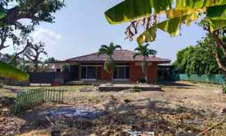 Rumah dan SPBU di Raya Kuta Bali