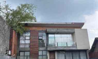 Rumah dengan Tanah Luas Lokasi Premium