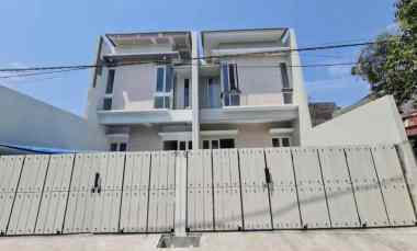 Rumah di Jalan Kembar Rungkut Menanggal
