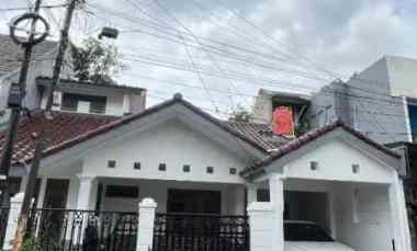 Rumah Dijual di Komplek Lokasi Strategis - Kebon Jeruk