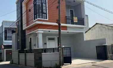 Rumah Hook 2 Lantai di Rangkapan Jaya Baru