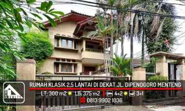 Rumah Klasik 2,5 Lantai di dekat jl. Diponegoro, Menteng