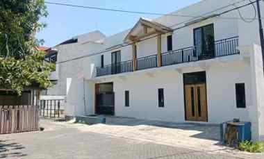 Rumah Kos Ketintang, Strategis