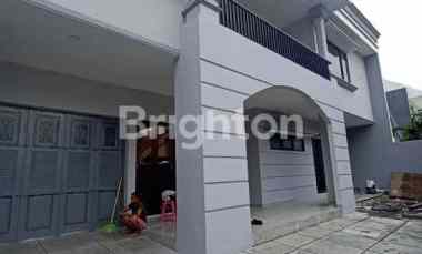 Rumah Manyar Kertoadi, Tengah Kota, Row Jalan 3 Mobil