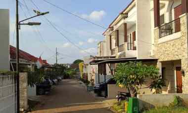 Rumah Mewah dekat Pintu Tol di Puri Amira Depok