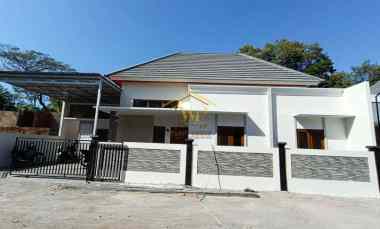 Rumah Minimalis Modern, Lingkungan Asri di Ngemplak