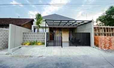 Rumah Modern Estetik dengan Skylight- Lokasi Strategis