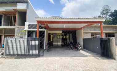 Rumah Modern Siap Huni Semi Furnish di dekat Uii