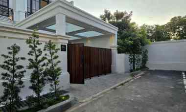 Rumah Nyaman Desain American Classic di Cempaka Putih