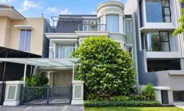Rumah Pakuwon City Strategis Carport