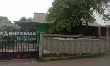 Rumah Pinggir Jalan Raya dengan Tanah Luas