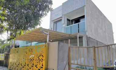 Rumah dengan Kolam Renang Kecil Cisaranten Kulon Arcamanik Bandung